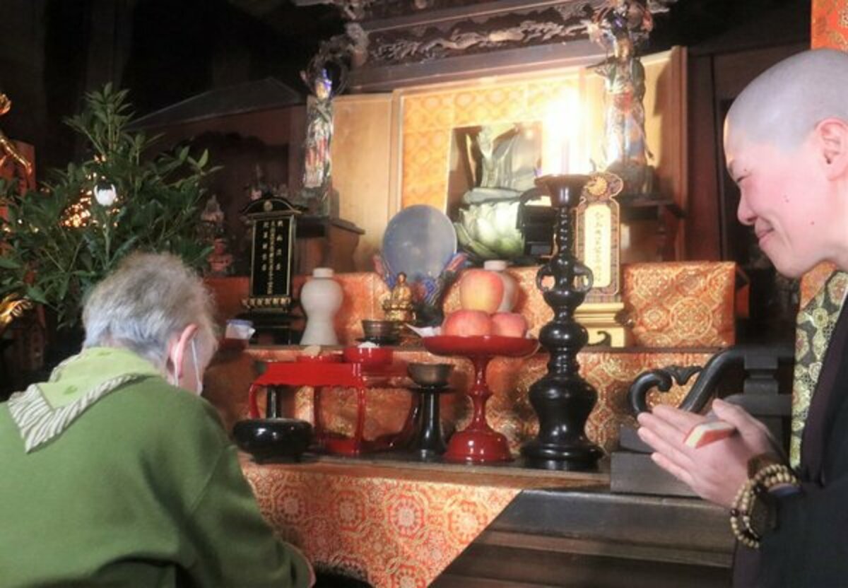 A special exhibition of the "hidden buddha" buried in a temple in ukyo